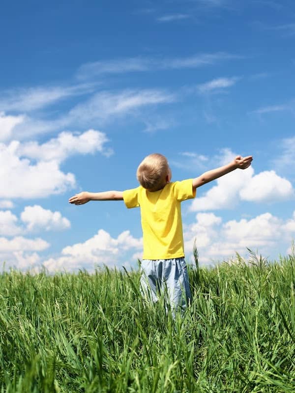 child worshipping god in an open field due to biblical parenting principles